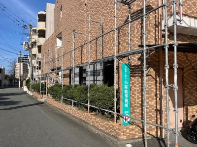20260326 外壁工事に伴う足場設置工事.jpg